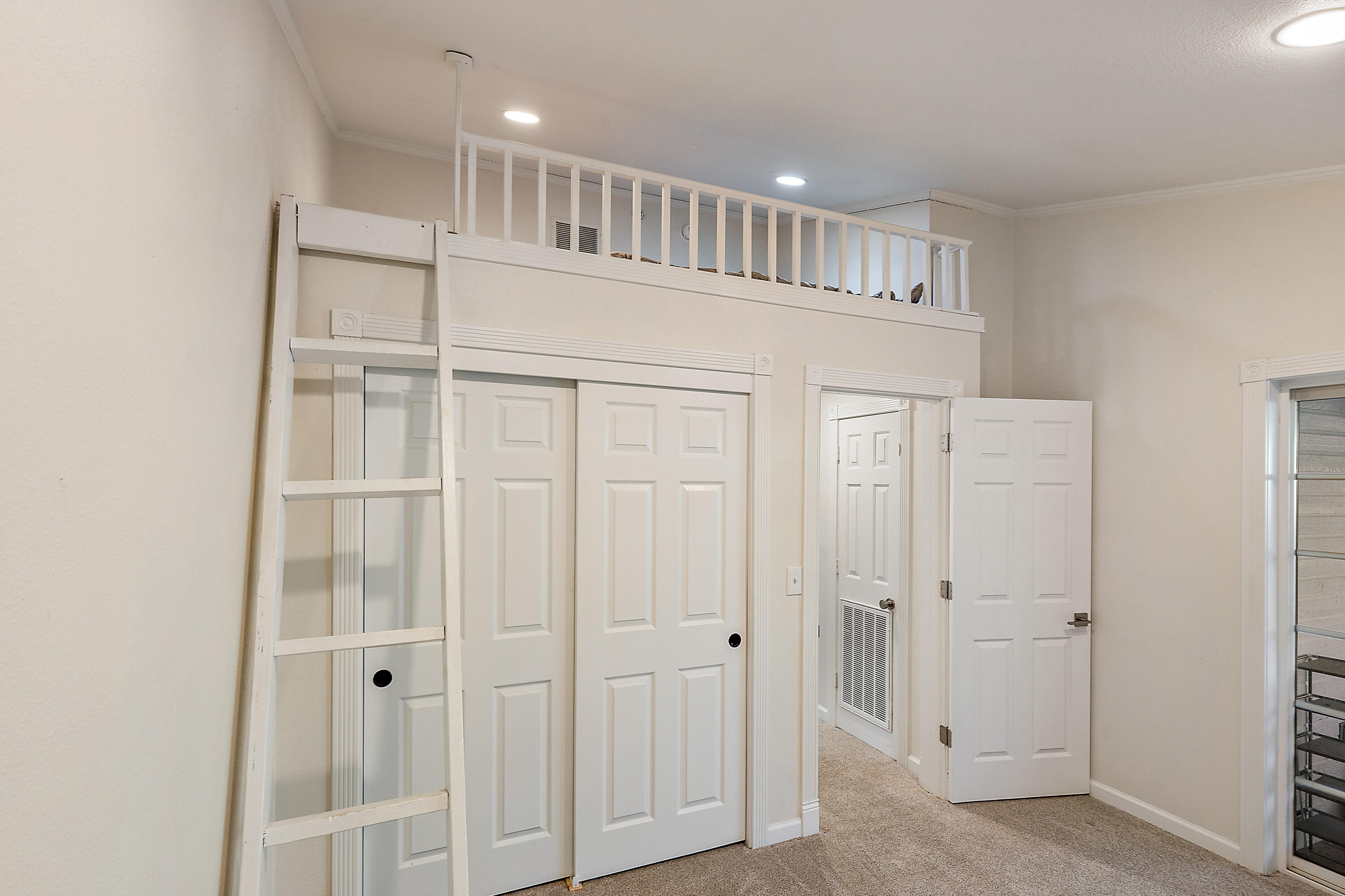 6150 Tolo Road Central Point, OR 97502 - Photo 34 of 51 a view of a hallway with closet