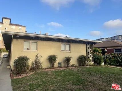 a view of a backyard