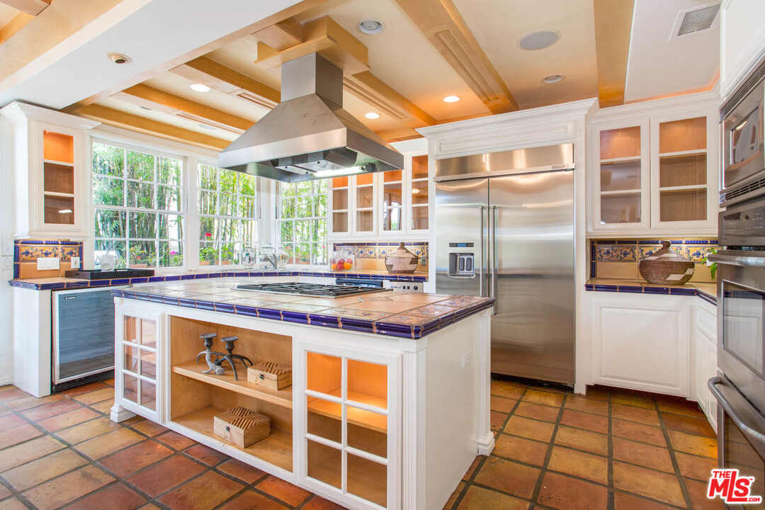 12366 Ridge Circle Los Angeles, CA 90049 - Photo 11 of 28