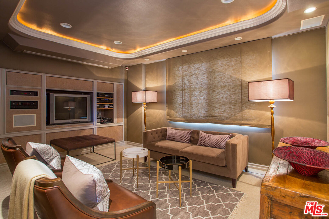 12366 Ridge Circle Los Angeles, CA 90049 - Photo 13 of 28