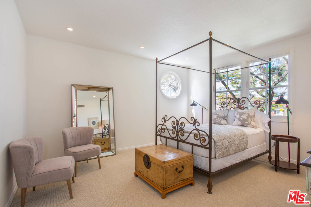 12366 Ridge Circle Los Angeles, CA 90049 - Photo 14 of 28