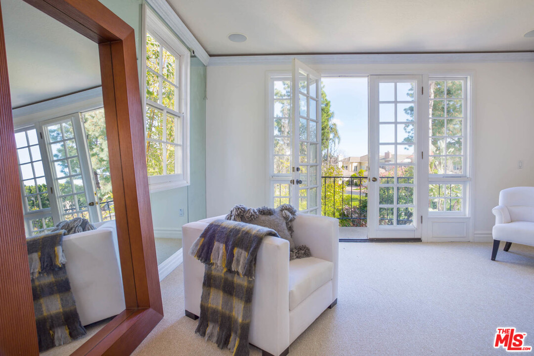 12366 Ridge Circle Los Angeles, CA 90049 - Photo 19 of 28