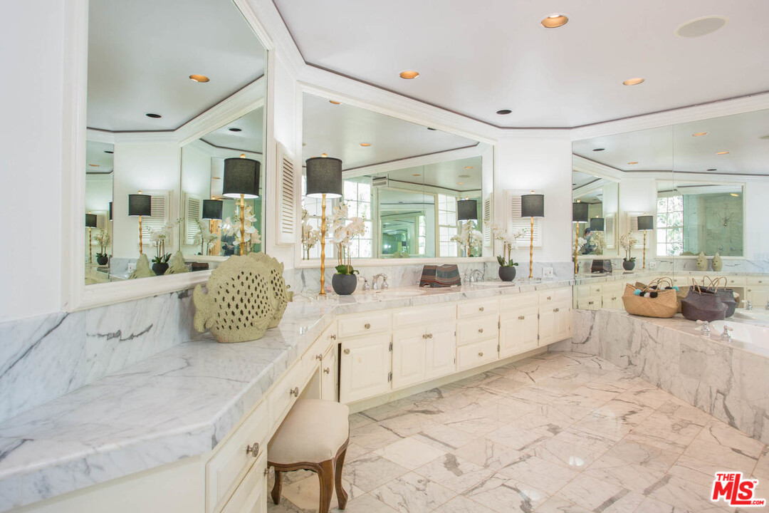 12366 Ridge Circle Los Angeles, CA 90049 - Photo 20 of 28