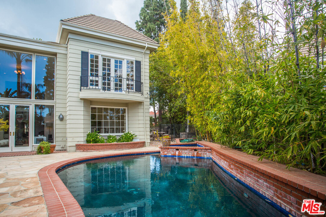 12366 Ridge Circle Los Angeles, CA 90049 - Photo 3 of 28