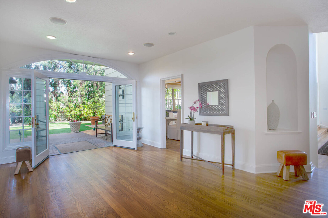 12366 Ridge Circle Los Angeles, CA 90049 - Photo 22 of 28