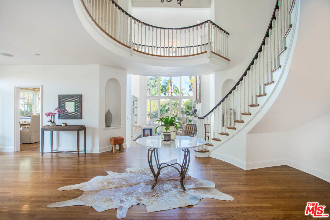 12366 Ridge Circle Los Angeles, CA 90049 - Photo 4 of 28