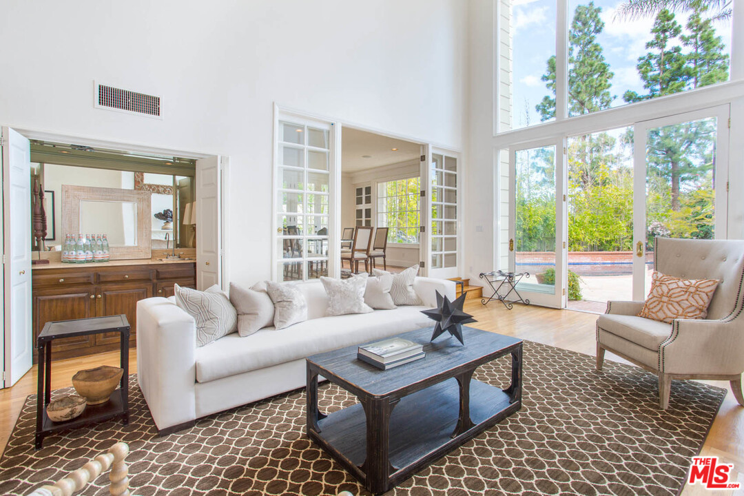 12366 Ridge Circle Los Angeles, CA 90049 - Photo 5 of 28