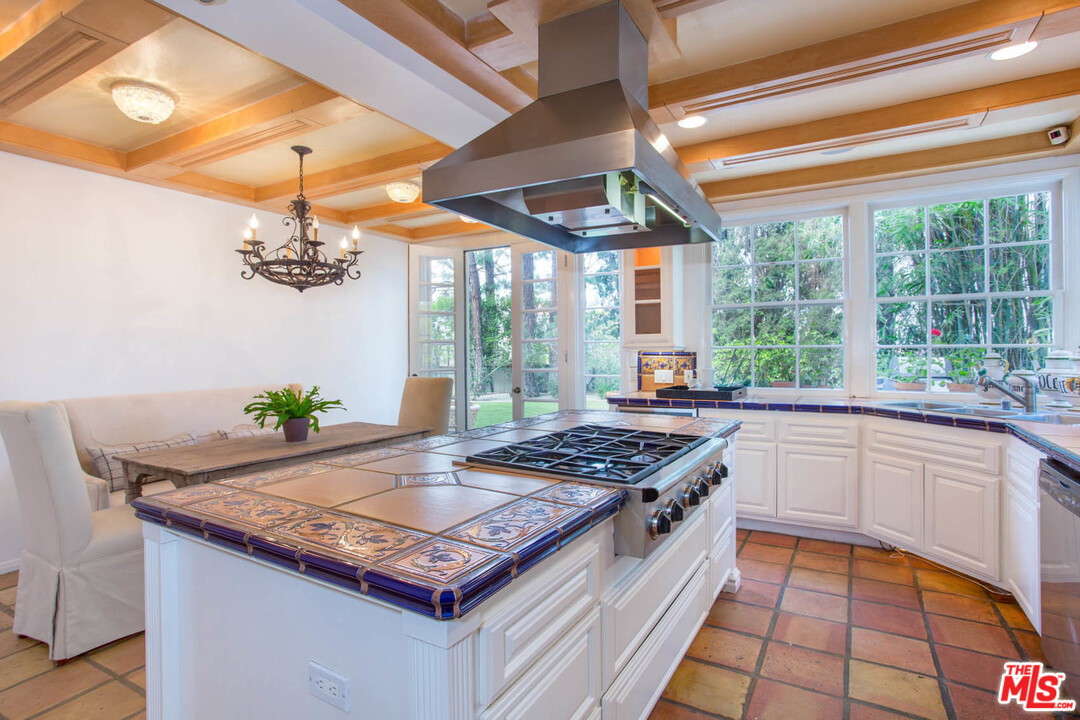 12366 Ridge Circle Los Angeles, CA 90049 - Photo 9 of 28