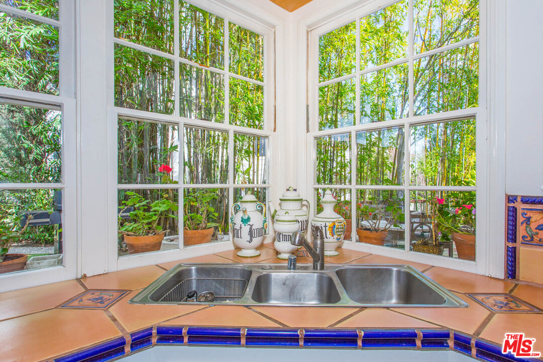 12366 Ridge Circle Los Angeles, CA 90049 - Photo 10 of 28