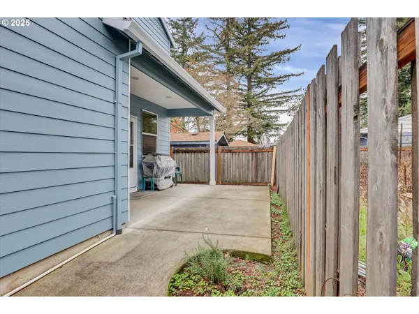 a view of back yard of the house