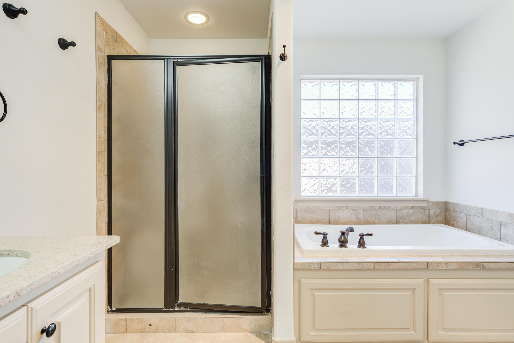 6509 72nd Street Lubbock, TX 79424 - Photo 23 of 40 a bathroom with a bathtub sink and mirror