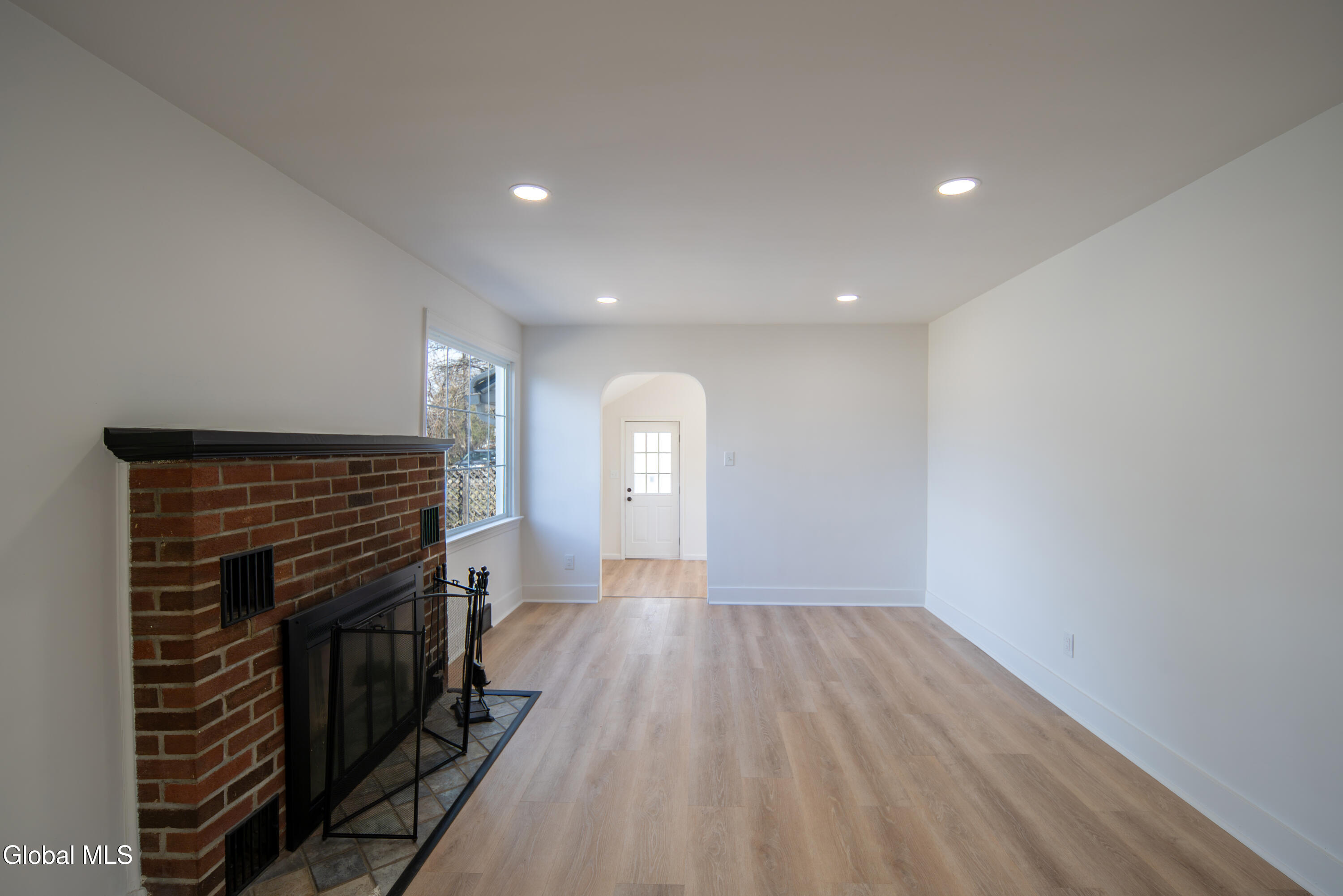 308 Kings Road Schenectady, NY 12304 - Photo 3 of 53 003