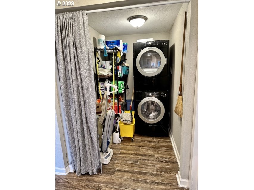 420 19th Street Springfield, OR 97477 - Photo 8 of 17 a view of entryway with washer and dryer