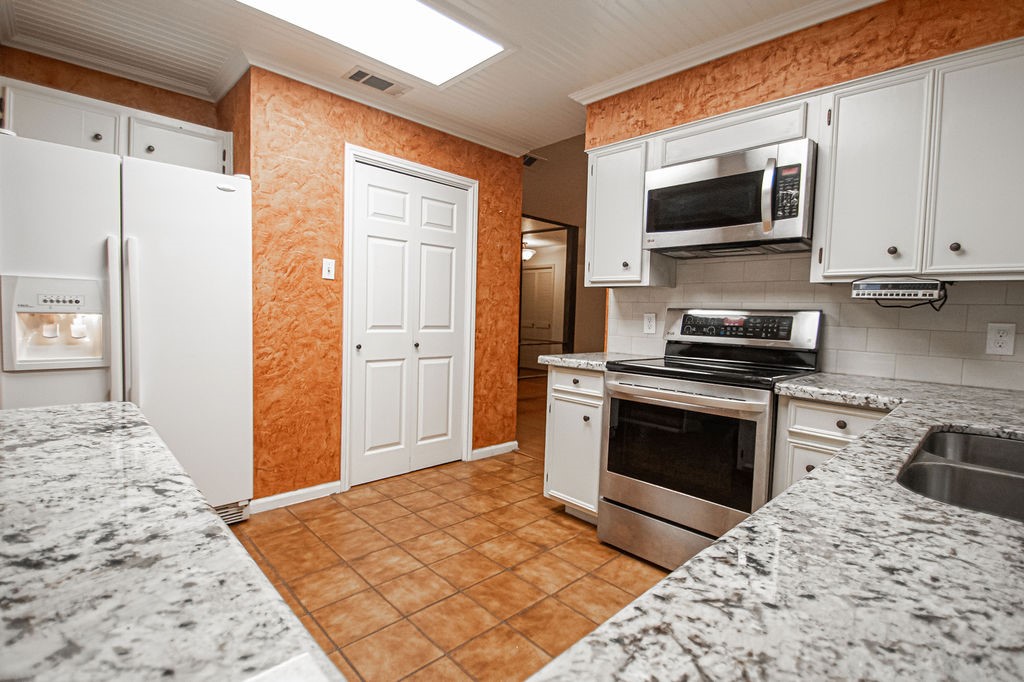 6235 Navajo Trail Beaumont, TX 77708 - Photo 10 of 31