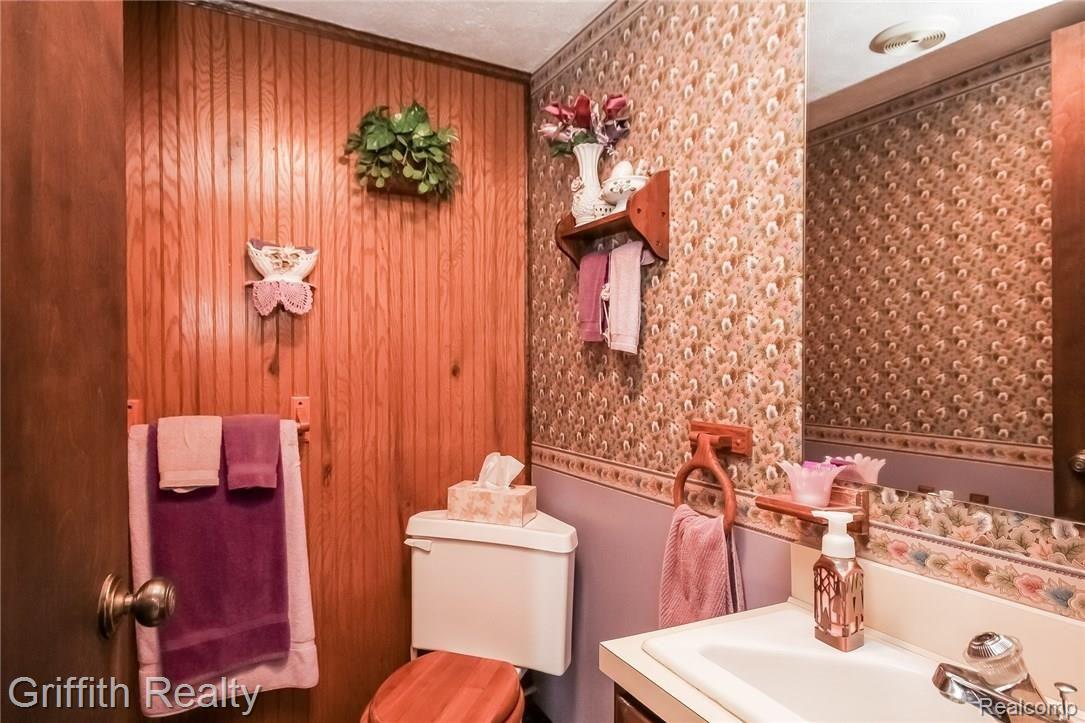 7304 North Latson Road Howell, MI 48855 - Photo 19 of 38 038-Powder_Room-2601822-medium.jpg