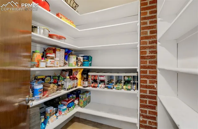 a room with lots of flowers and flowers