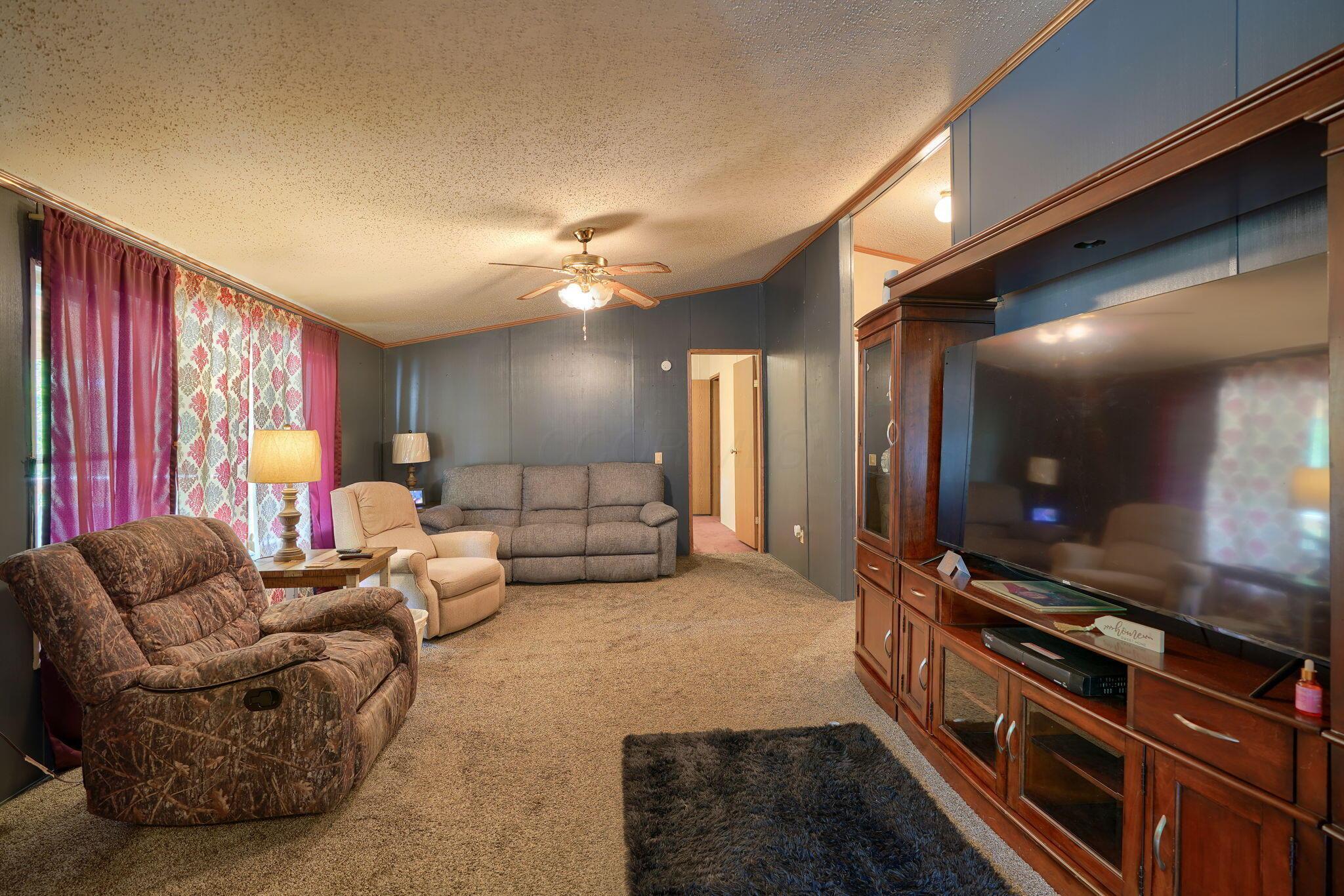 109 Bunker Hill Road Wellston, OH 45692 - Photo 20 of 42 19. Living Room (1)