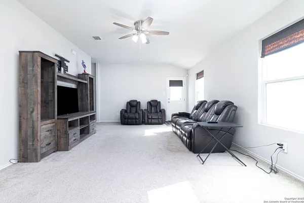 $1,800 | 4614 Heathers Cross, St. Hedwig, TX 78152