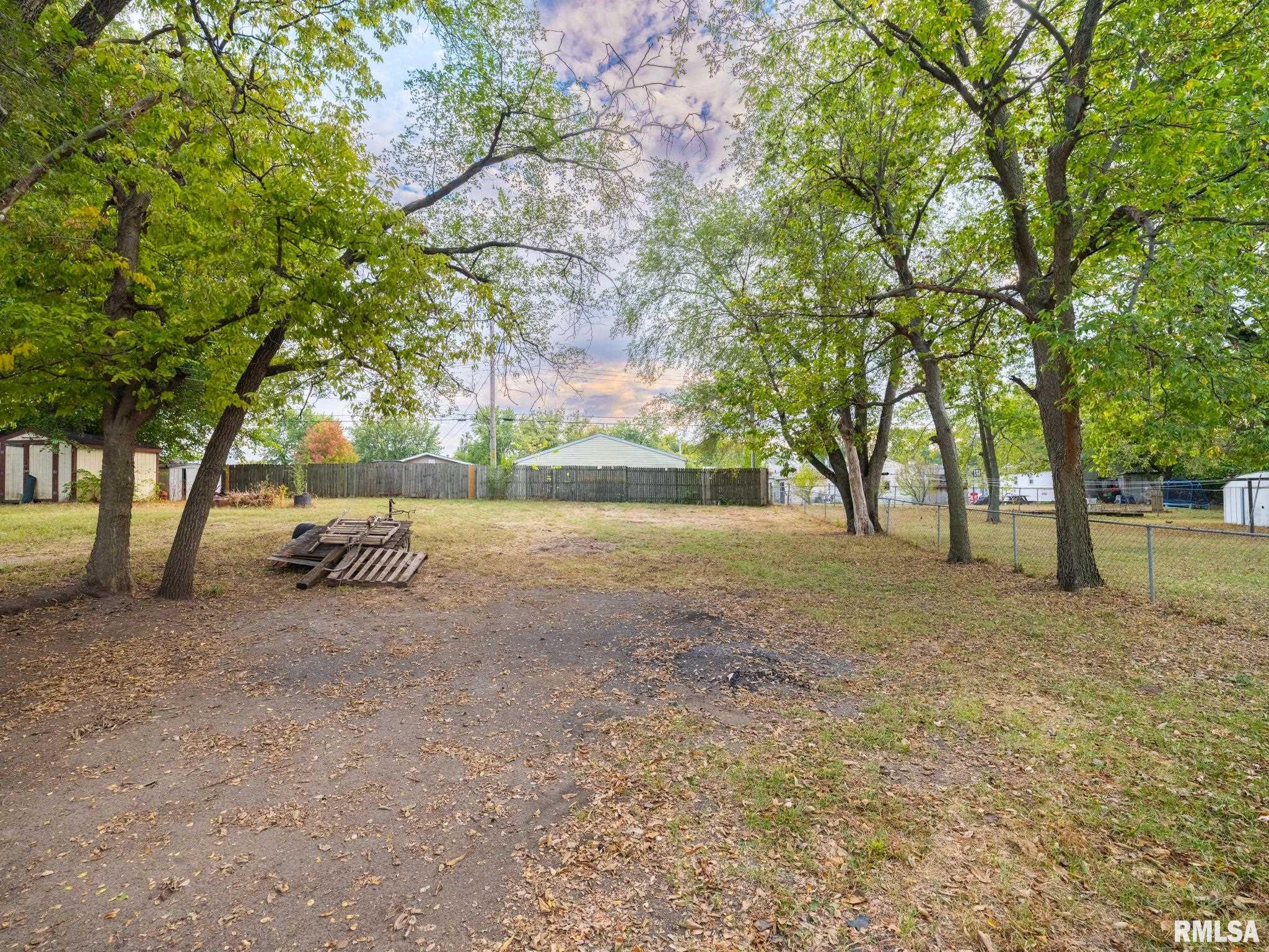 1424 Henry Street Pekin, IL 61554 - Photo 27 of 36