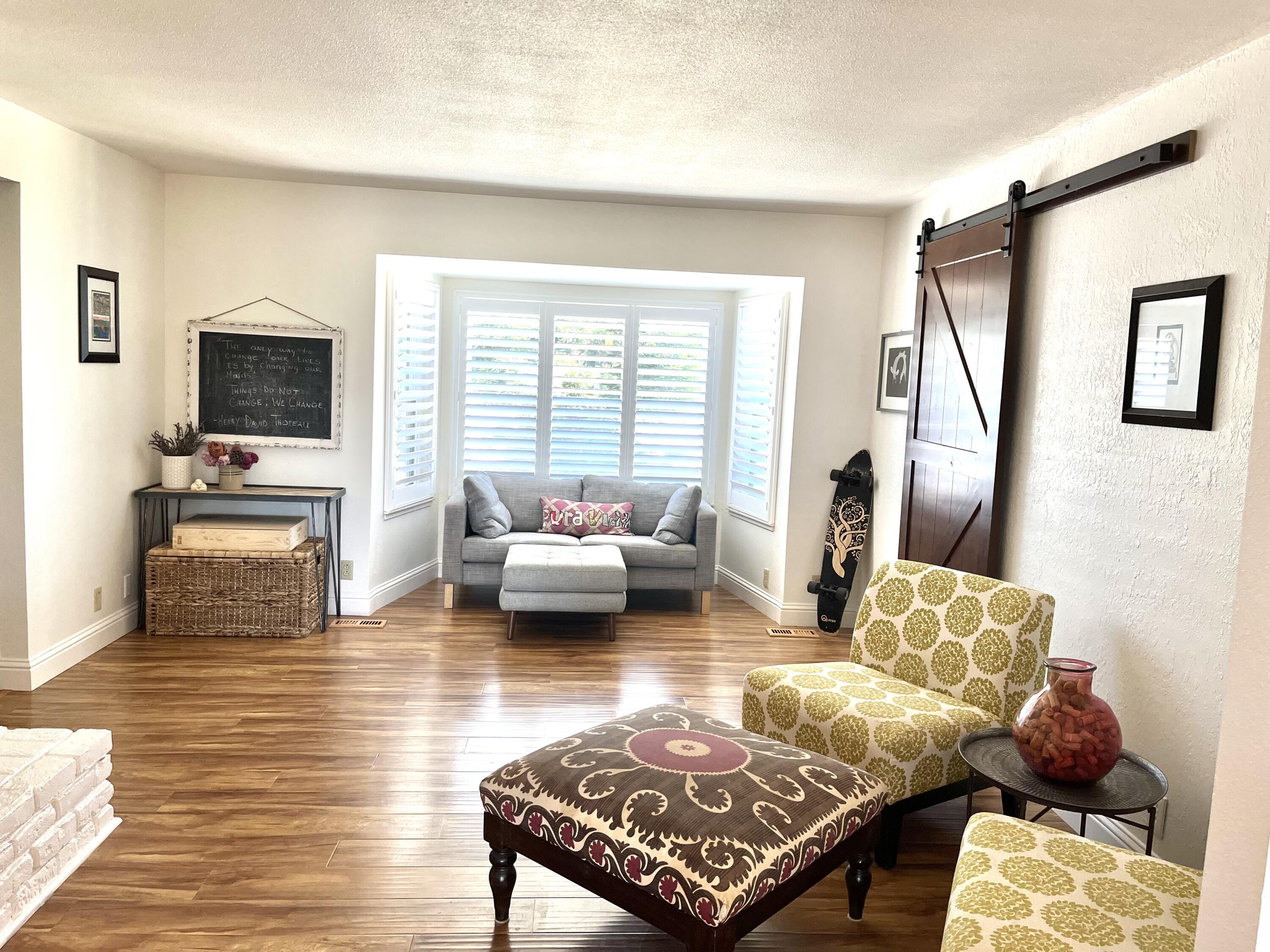 2855 Shasta Street Redding, CA 96001 - Photo 14 of 33 Living/sitting area