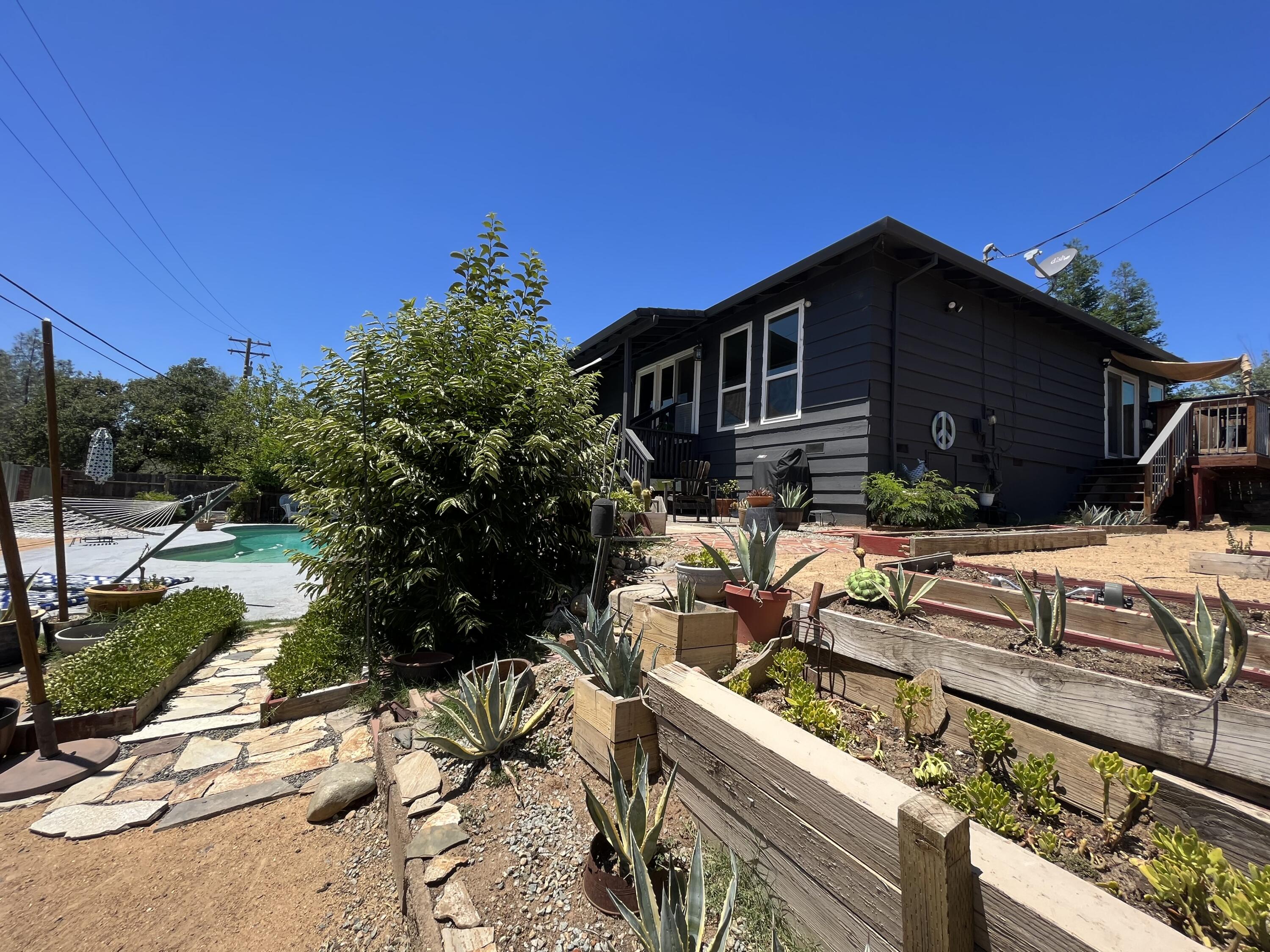 2855 Shasta Street Redding, CA 96001 - Photo 31 of 33 Backyard planters