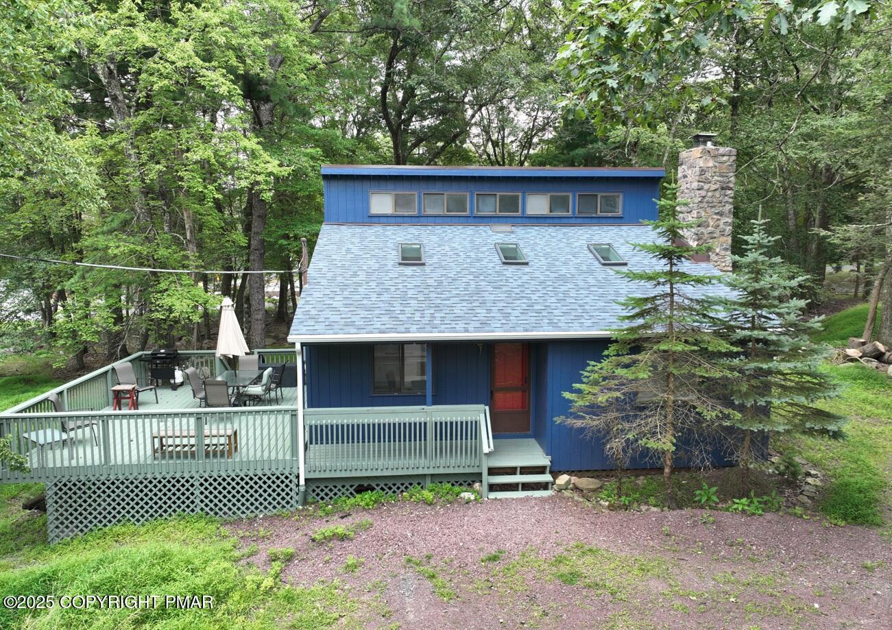 11 Maplewood Road Lake Harmony, PA 18624 - Photo 3 of 44 a front view of a house with garden
