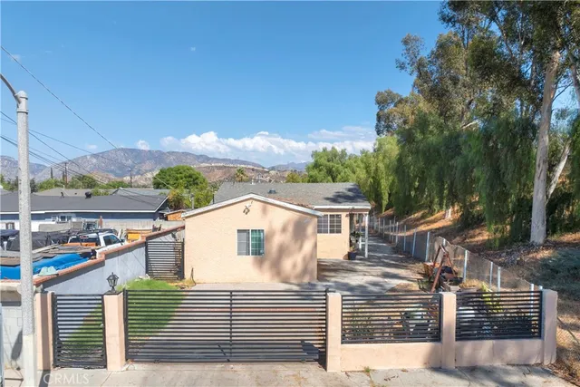 a view of a white house in the background