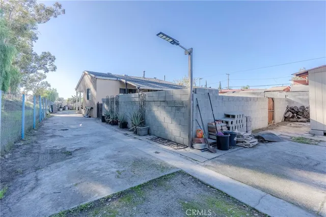 a view of a house with backyard