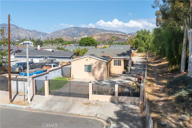 a view of a house with a yard