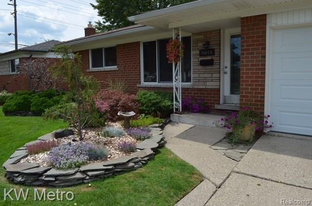 25015 Rubin Road Warren, MI 48089 - Photo 3 of 22 Beautifully Landscaped