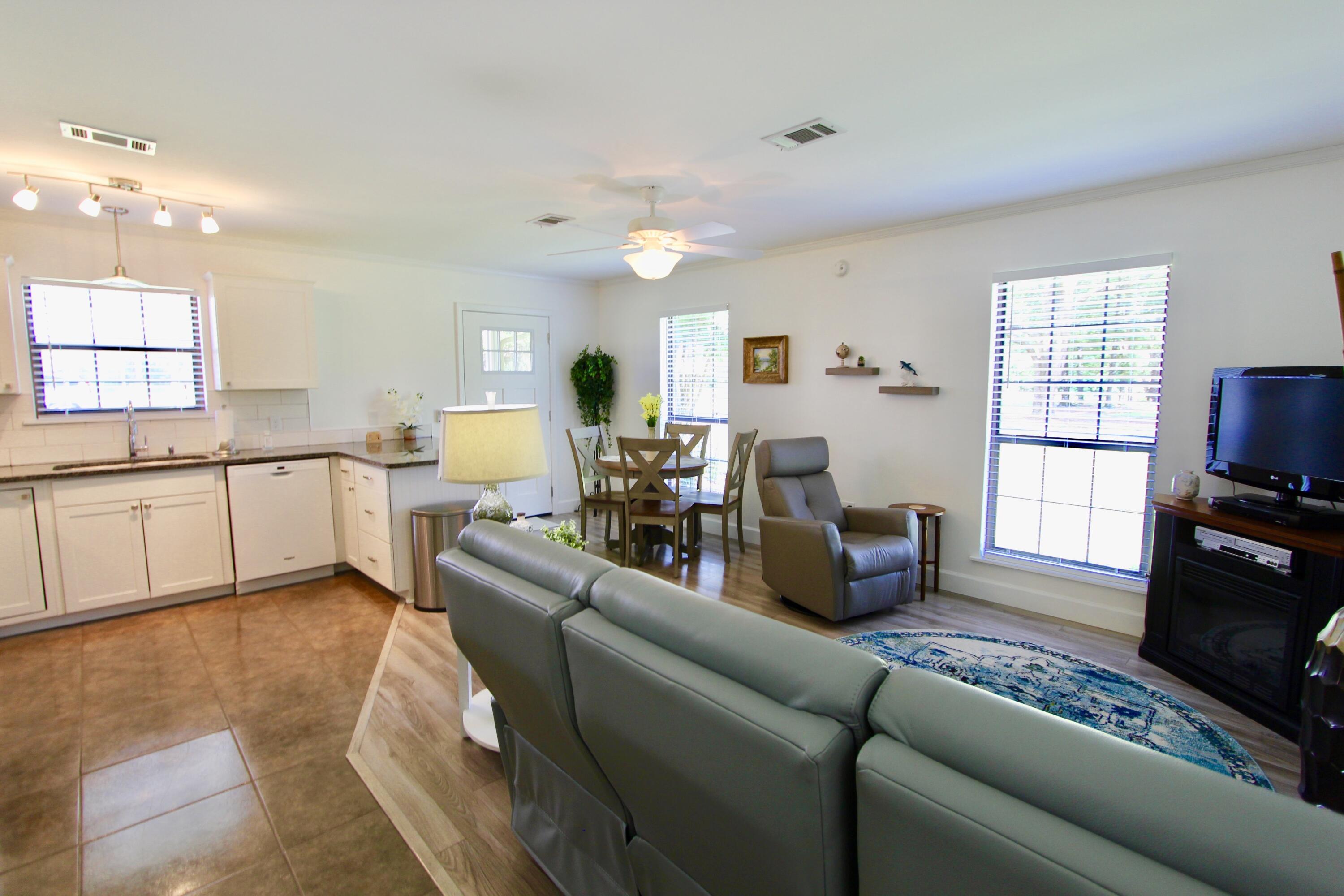 63 Suggs Road Freeport, FL 32439 - Photo 42 of 81 Guest House Main Living 2