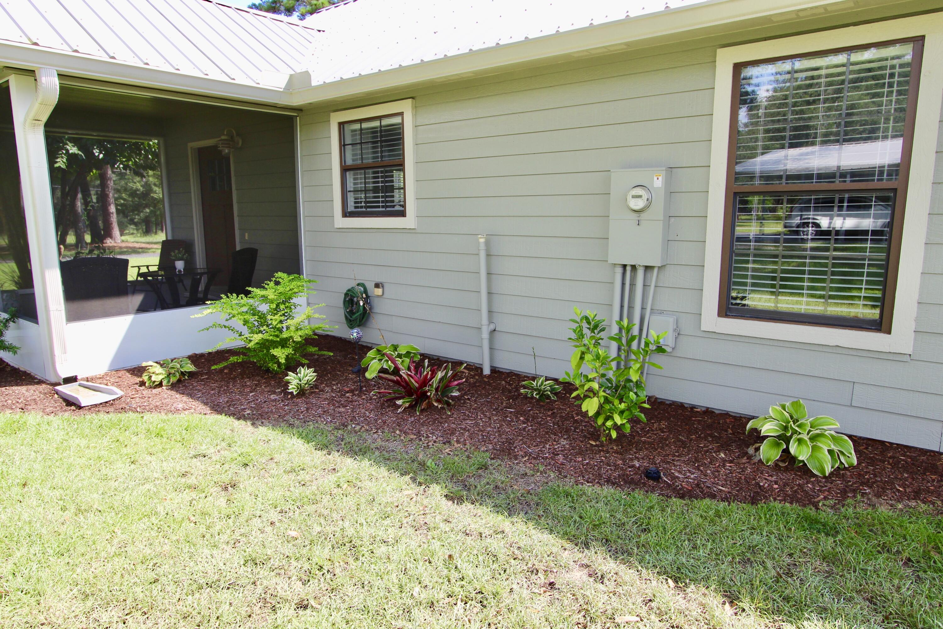 63 Suggs Road Freeport, FL 32439 - Photo 8 of 81 Guest House Landscaping