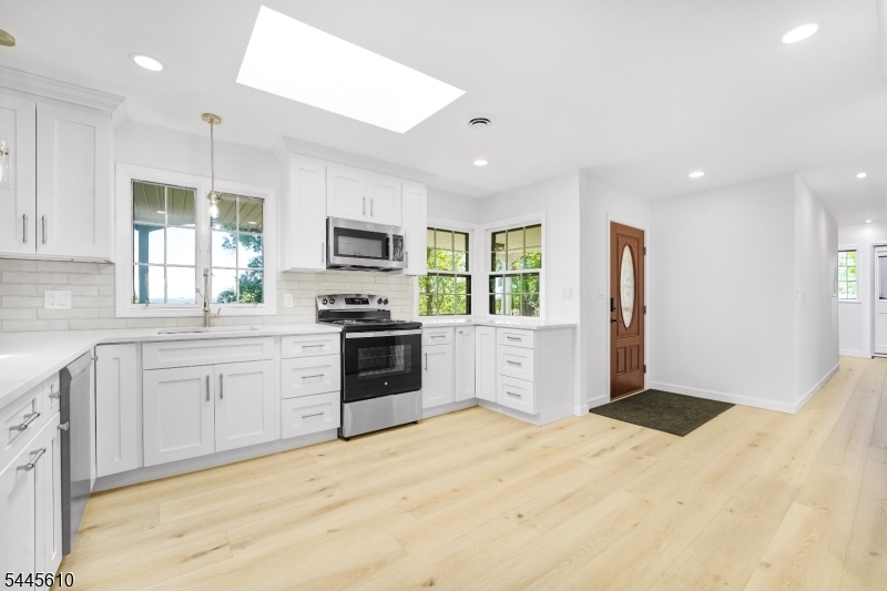 306 Warrenville Road Green Brook, NJ 08812 - Photo 5 of 37