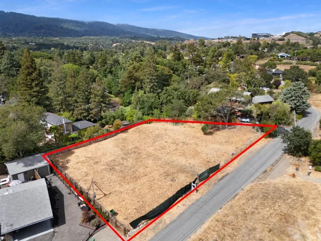 an aerial view of residential house and lake view