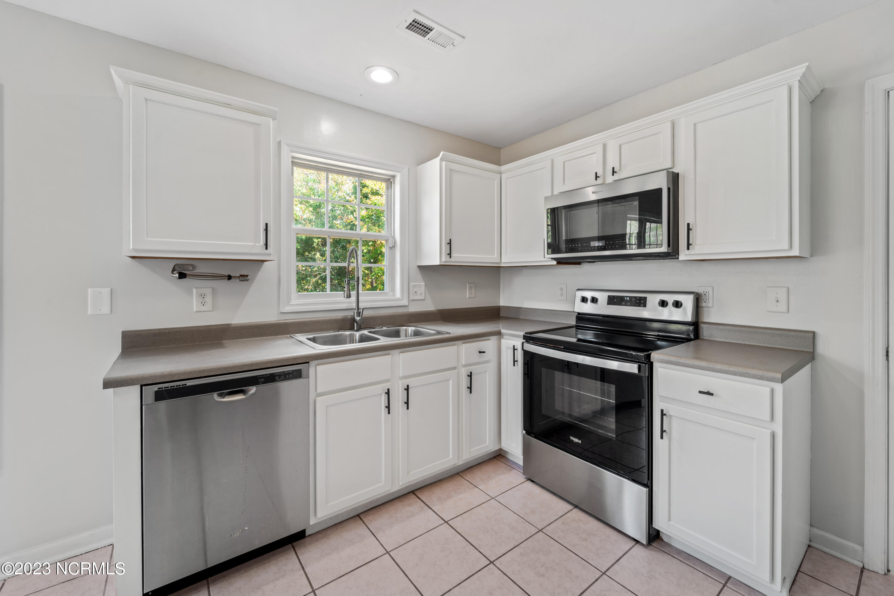 172 East Ridge Court Jacksonville, NC 28540 - Photo 8 of 33