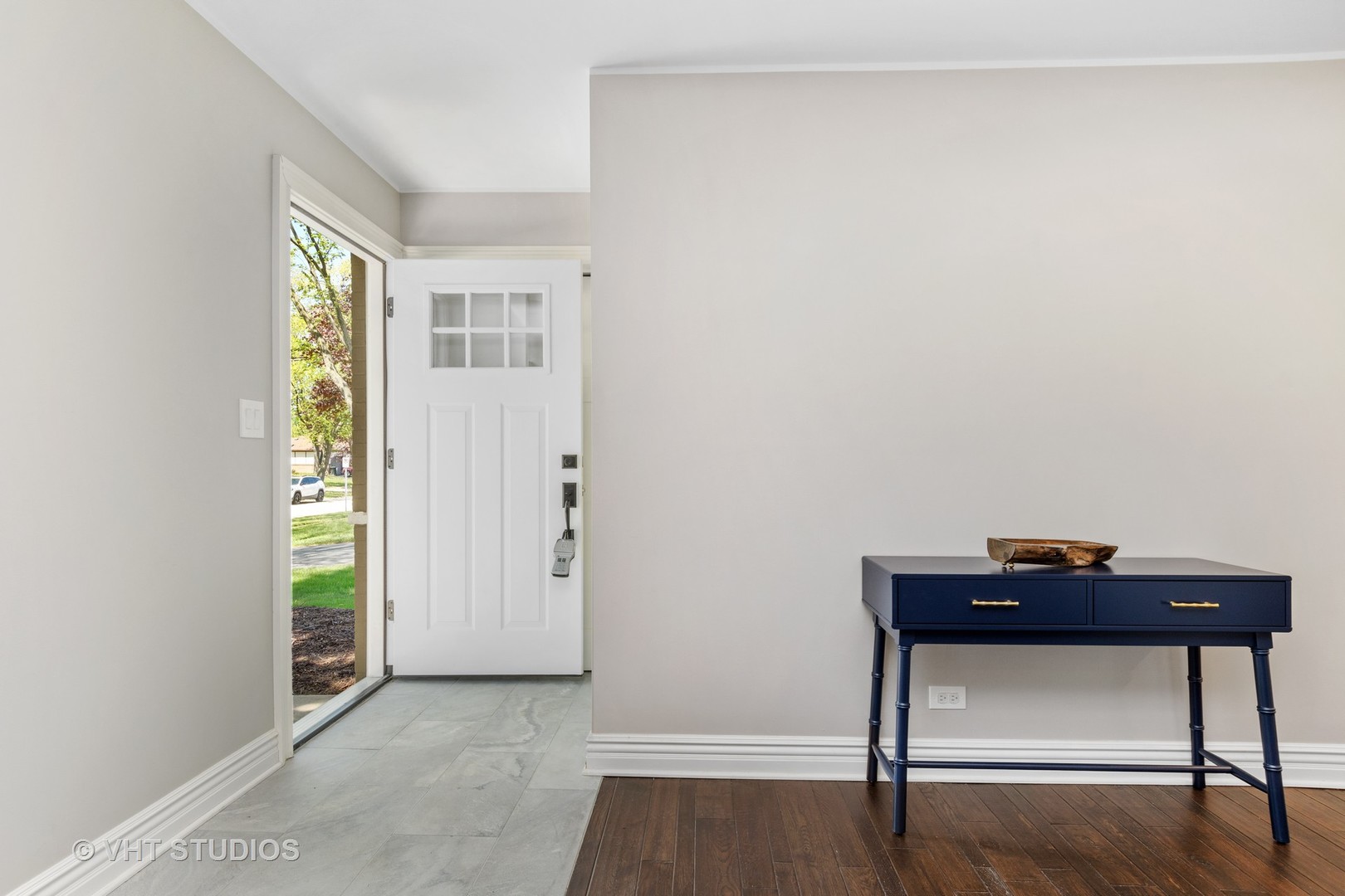 675 Mohave Street Hoffman Estates, IL 60169 - Photo 2 of 22