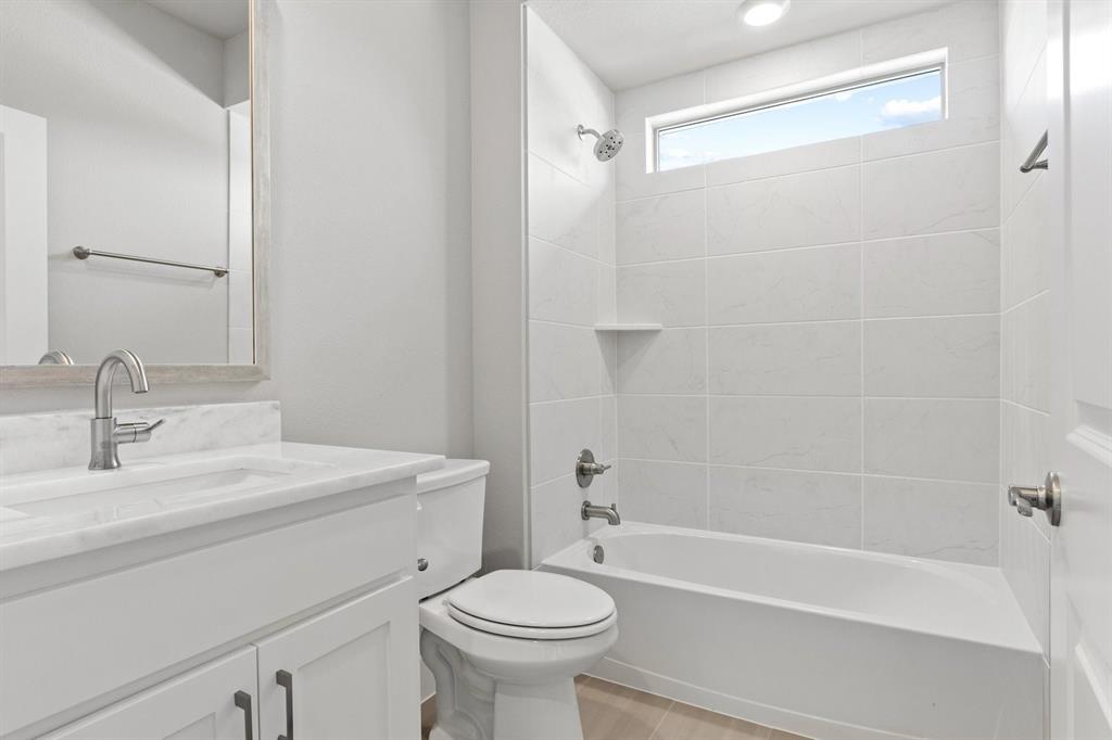 8517 Del Rio Trail Wylie, TX 75098 - Photo 22 of 30 a bathroom with a sink a toilet and a bathtub