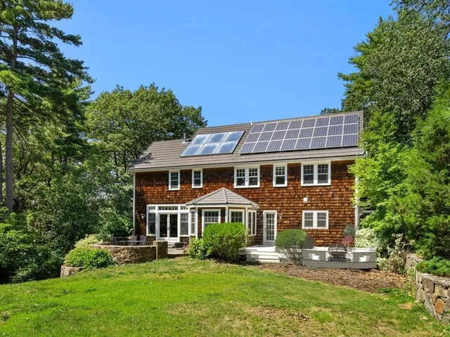 a picture of a wall with a white building and a white wall