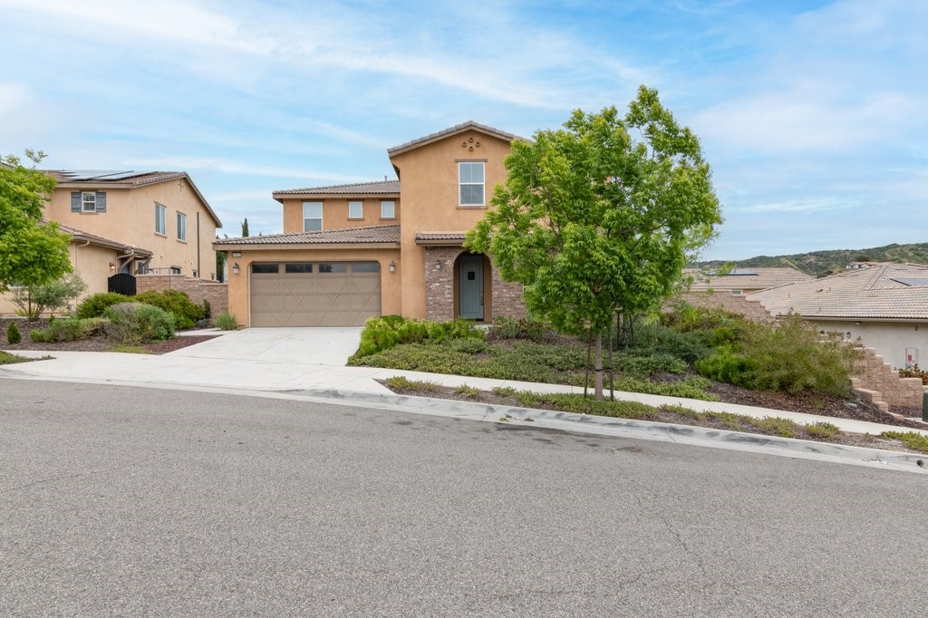 45522 Zander Court Temecula, CA 92592 - Photo 3 of 58 front view of a house with a street