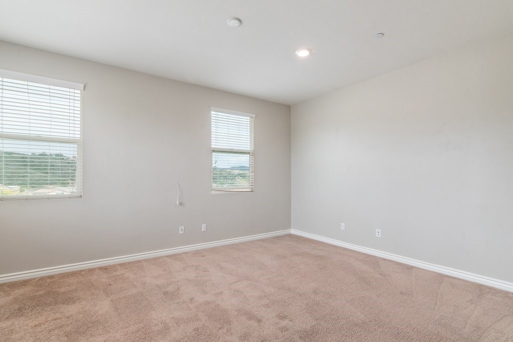 45522 Zander Court Temecula, CA 92592 - Photo 31 of 58 an empty room with windows