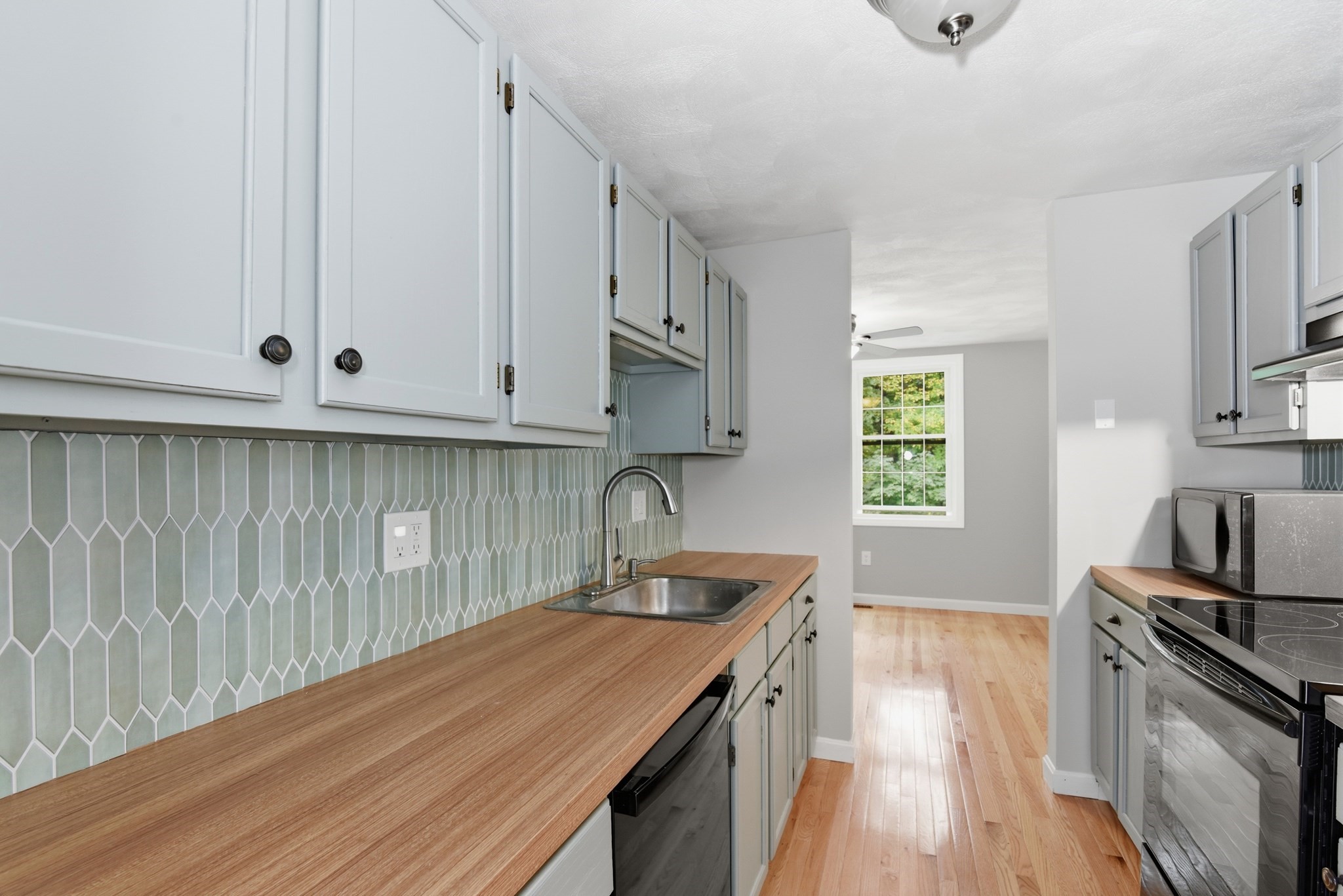 126 Patrick Road, Unit 126 Tewksbury, MA 01876 - Photo 2 of 40 Gallery Image 2