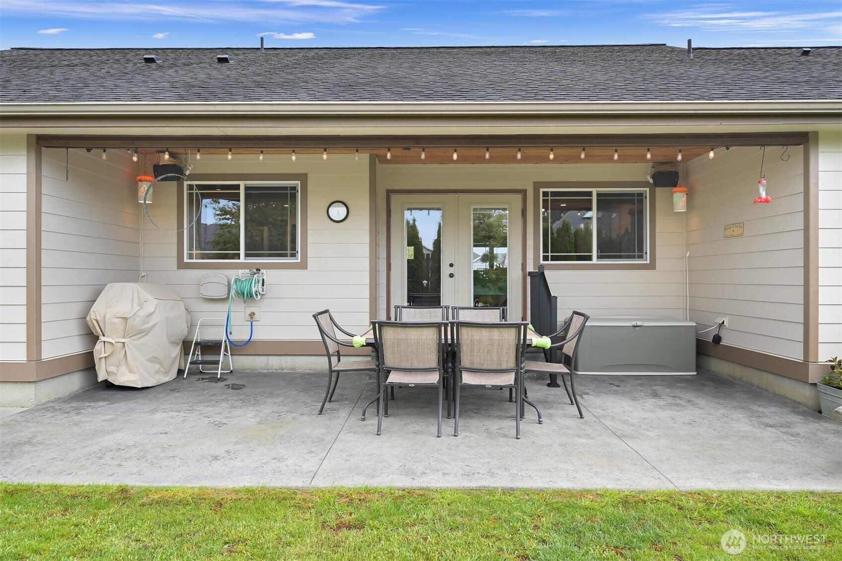 502 Westview Place Nooksack, WA 98276 - Photo 22 of 30 a living room with furniture and a potted plant