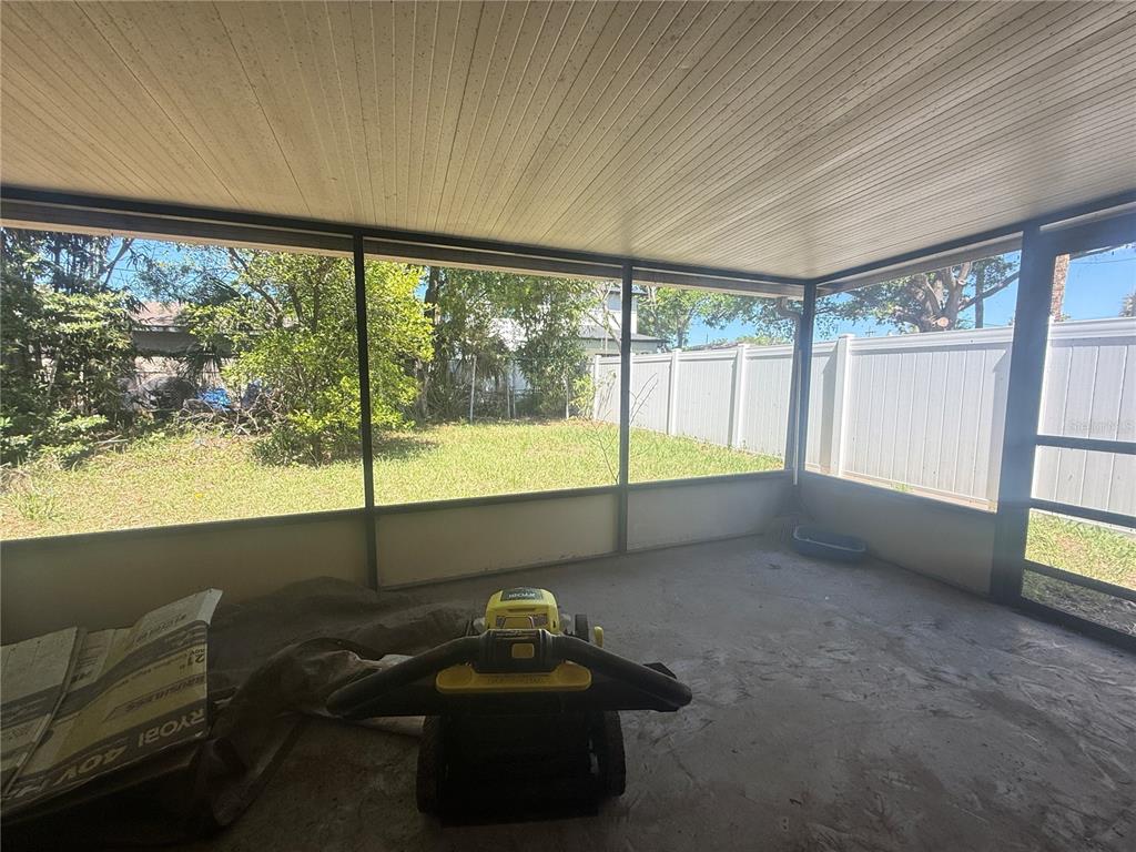 2913 West Kathleen Street Tampa, FL 33607 - Photo 3 of 5 a room with furniture and a large window