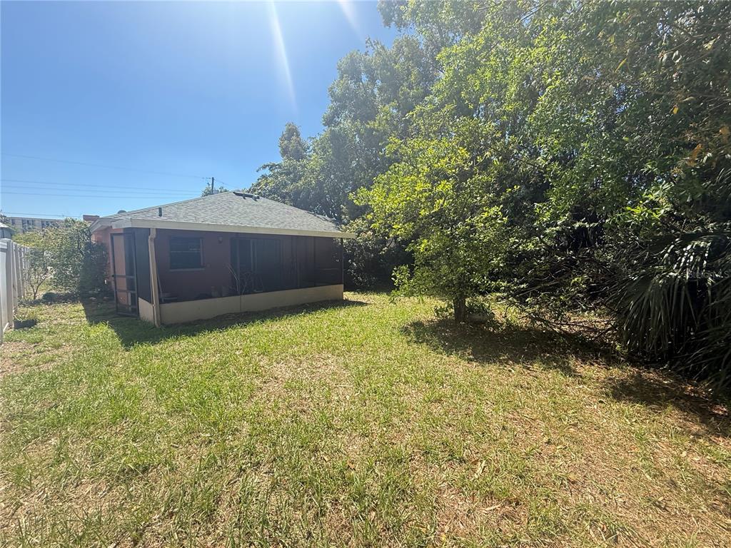 2913 West Kathleen Street Tampa, FL 33607 - Photo 5 of 5 a view of backyard with green space