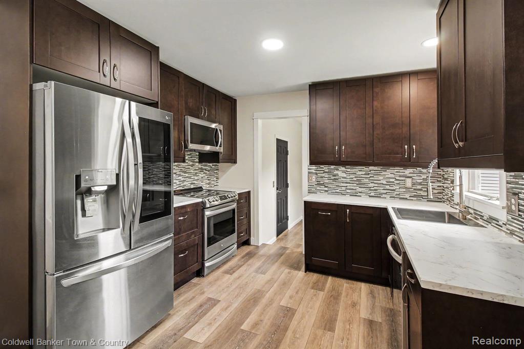332 Triangle Lake Road Howell, MI 48843 - Photo 4 of 27