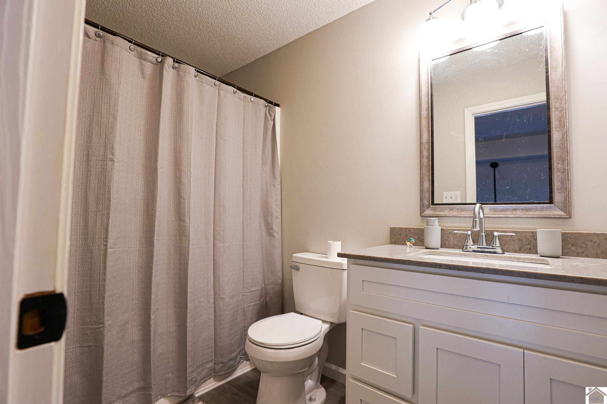 6565 Benton Road Paducah, KY 42003 - Photo 27 of 34 Upstairs Bathroom