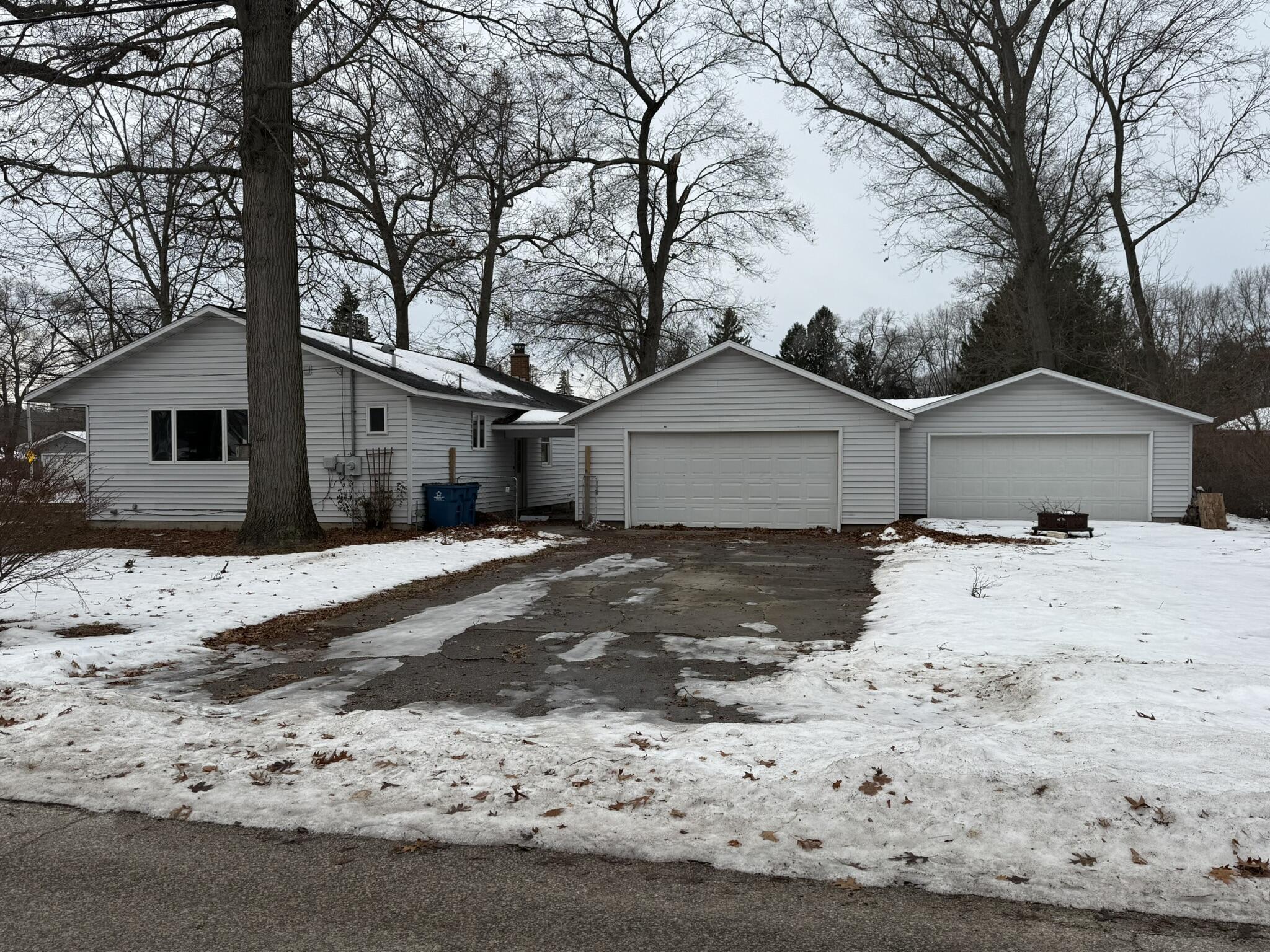 1310 West Giles Road Muskegon, MI 49445 - Photo 2 of 16 IMG_0801