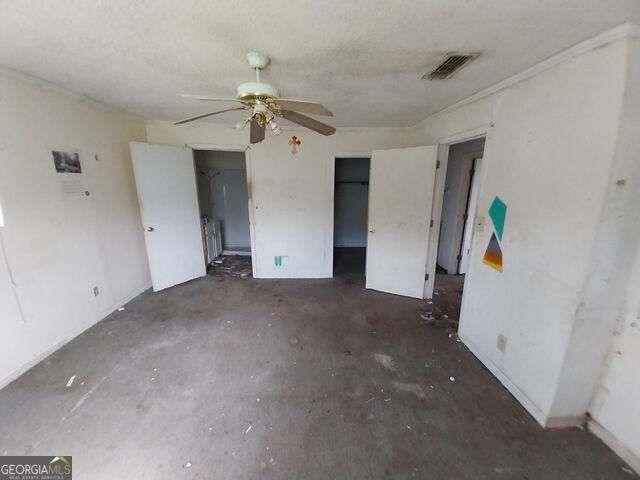 152 Seaweed Road Fitzgerald, GA 31750 - Photo 3 of 4 a view of a livingroom with a ceiling fan