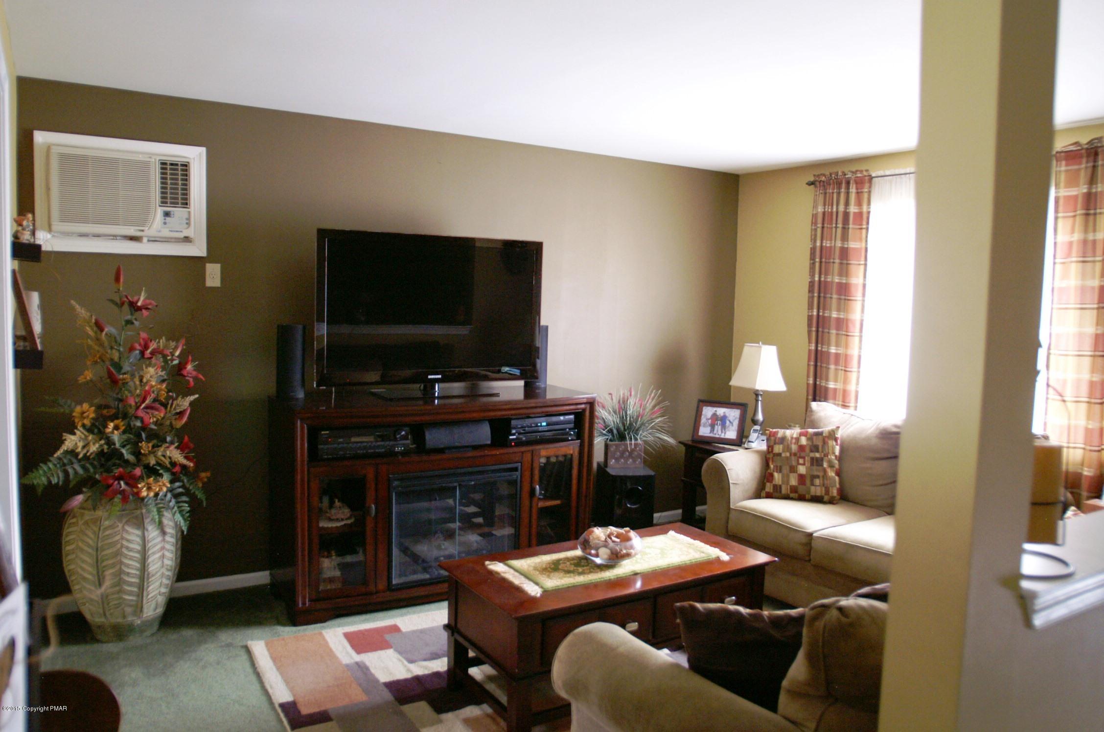 323 Blue Ridge Road Saylorsburg, PA 18353 - Photo 5 of 24 livingroom.JPG