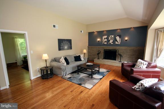 9500 Flower Avenue Silver Spring, MD 20901 - Photo 5 of 28 Living Room